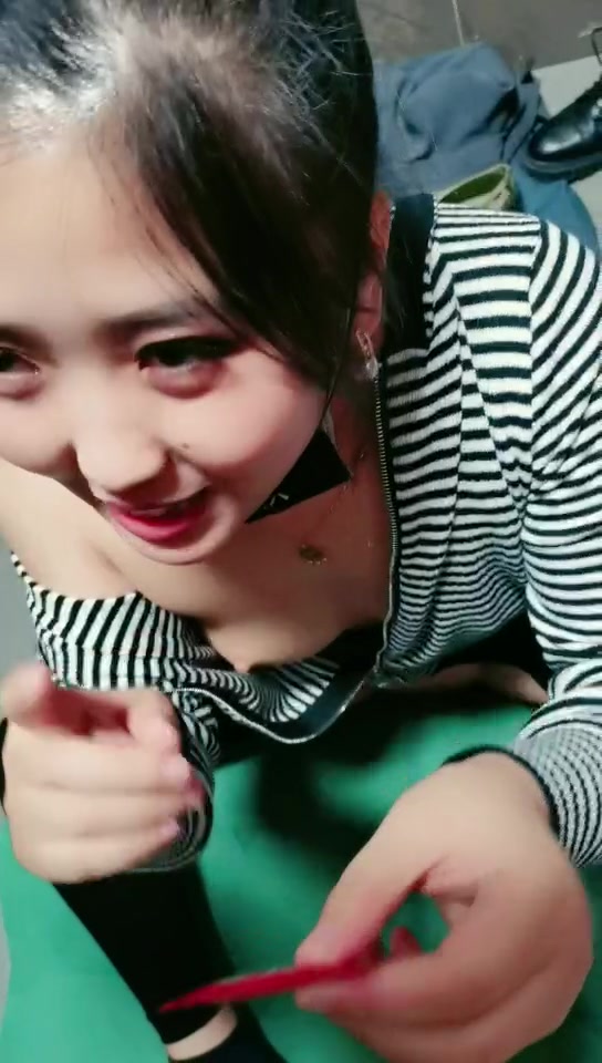 骚女来袭跑进男厕所里自慰勾搭隔壁入厕大哥