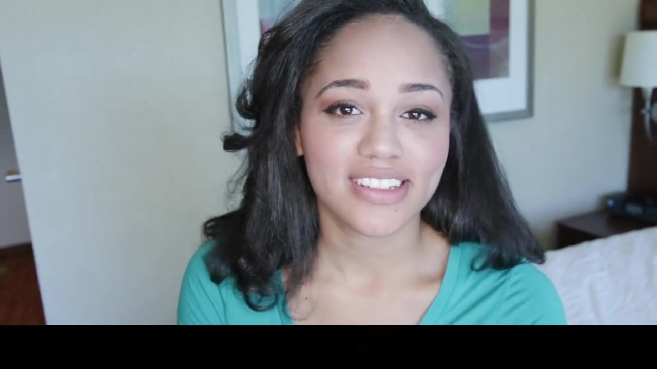 才华横溢的巧克力宝贝朱莉·凯（Julie Kay）用热牛奶填满了她的嘴巴