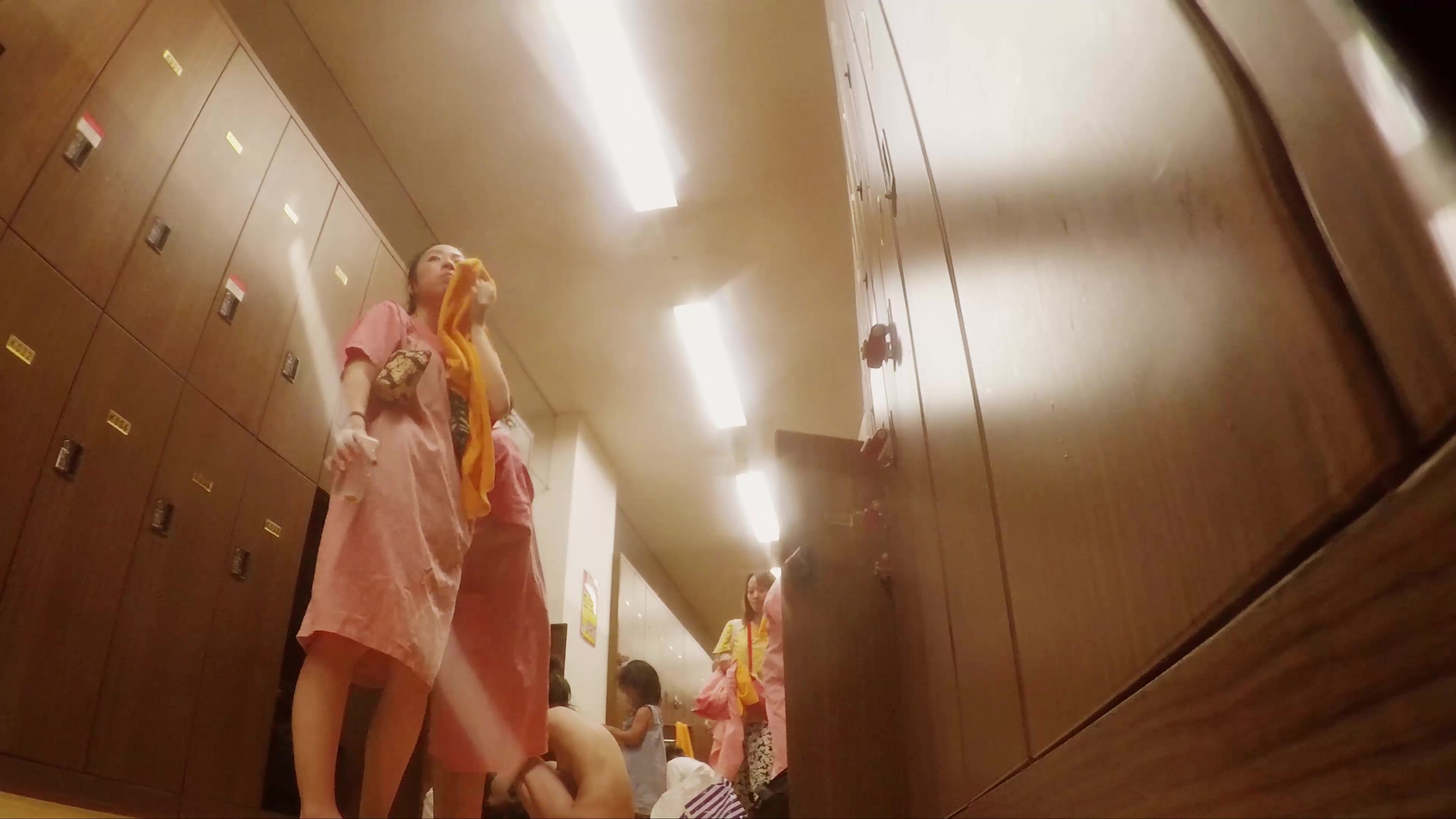 日本澡堂更衣室偷拍 