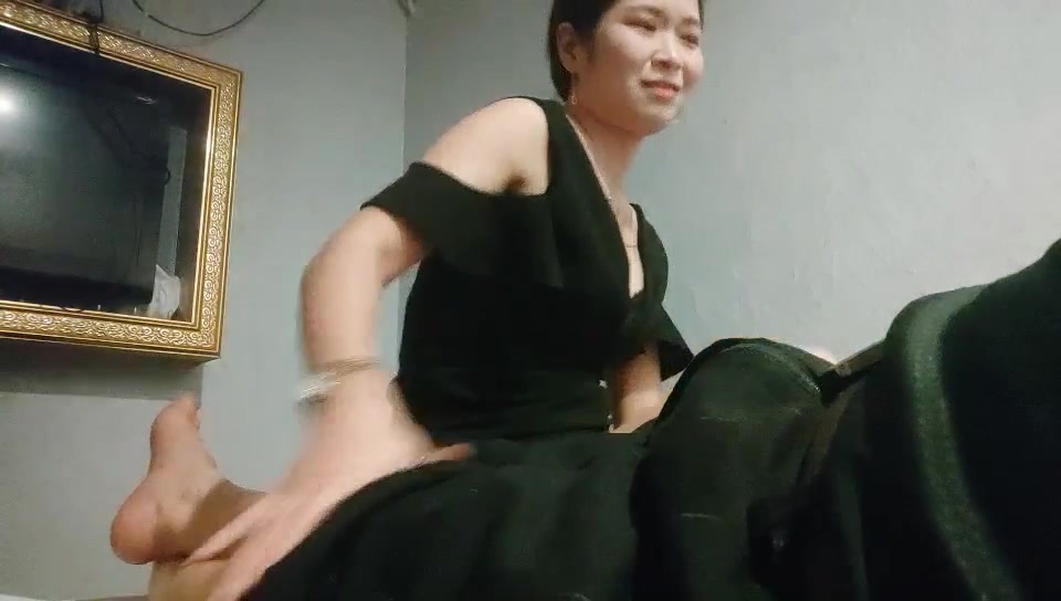 老王探花舔弄大骚穴玩弄阴道呻吟