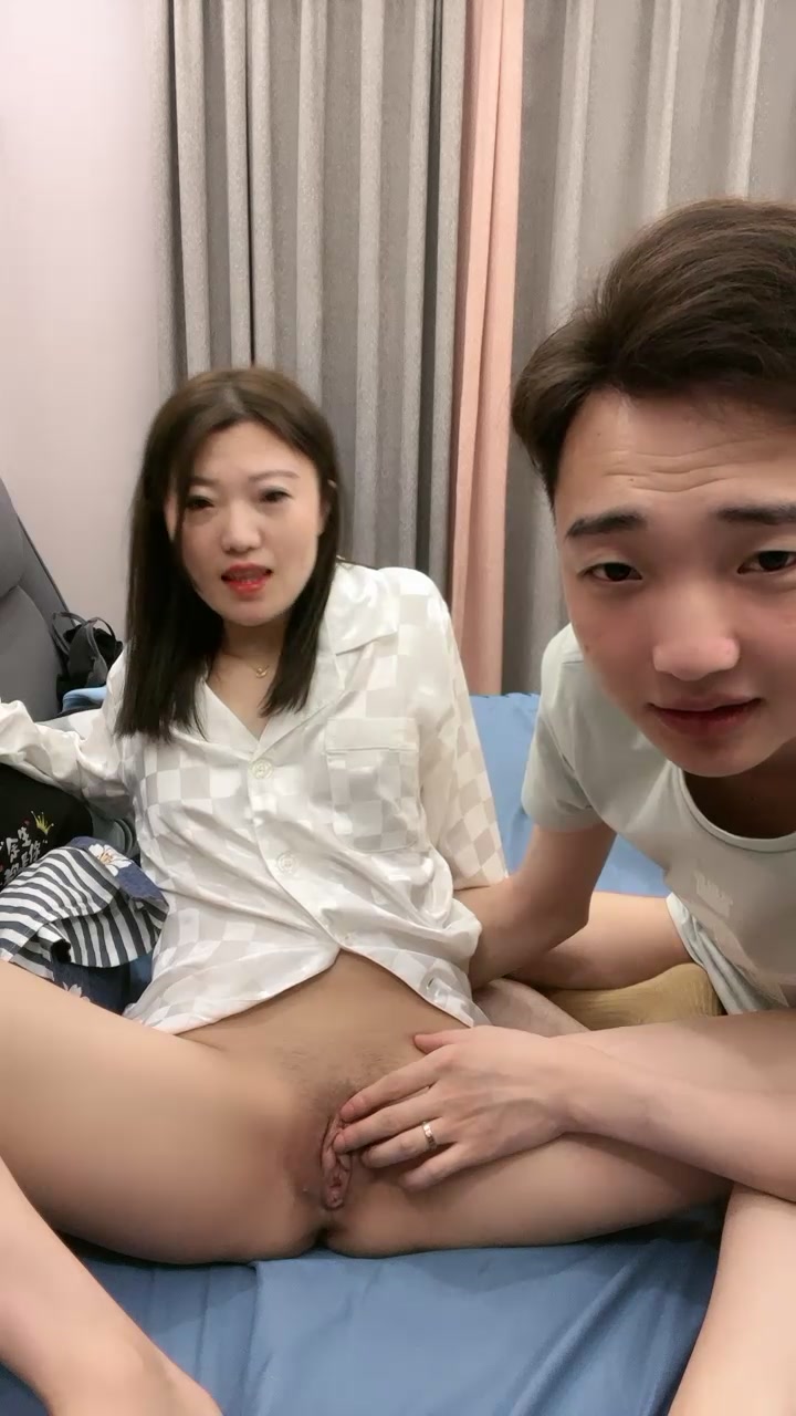 圆圆与多多大屌男手指抽插小穴玩弄的高潮不断