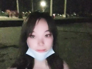 这妹子好会玩，先在公园露奶，然后又跑到马路边自慰喷水，给路人都看呆了