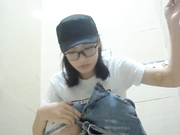 偷拍无毛小姐姐尿尿高清版