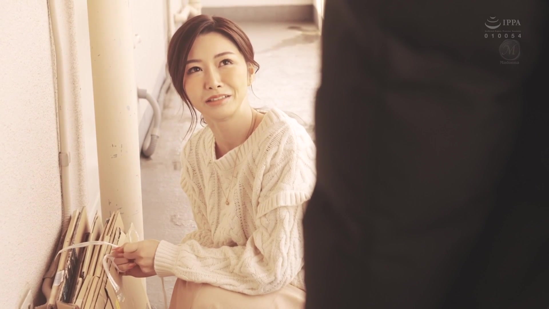 [JUL-954] 甘い囁きに流されるまま、僕は大学を留年するまで、人妻との巣篭もりSEXに溺れて。愛弓りょう - 1of5