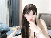 04年小情妇给大哥喂着奶舔大哥乳头口爆大鸡巴