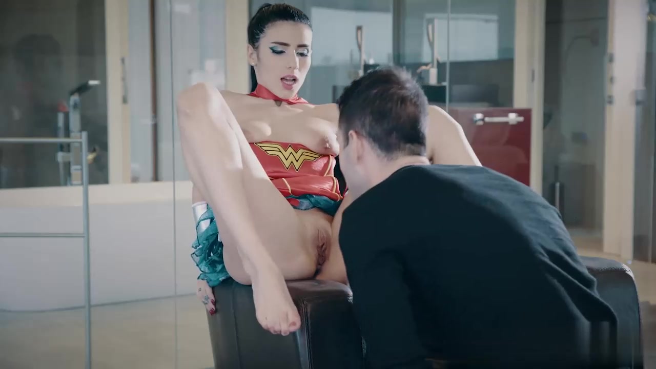 内莉·肯特 装扮成性感的女侠做爱口爆鸡巴