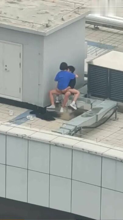 天台门事件中学情侣翘课跑到商场天台啪啪解锁各种姿势围观吃瓜群众看得口干舌燥