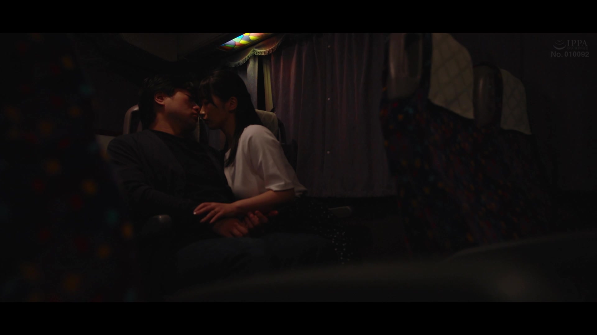 [MOON-015] 夜行バスで巨尻奥さんと東京まで片道300kmの中出しワンナイトラブ 美園和花 - 2of5