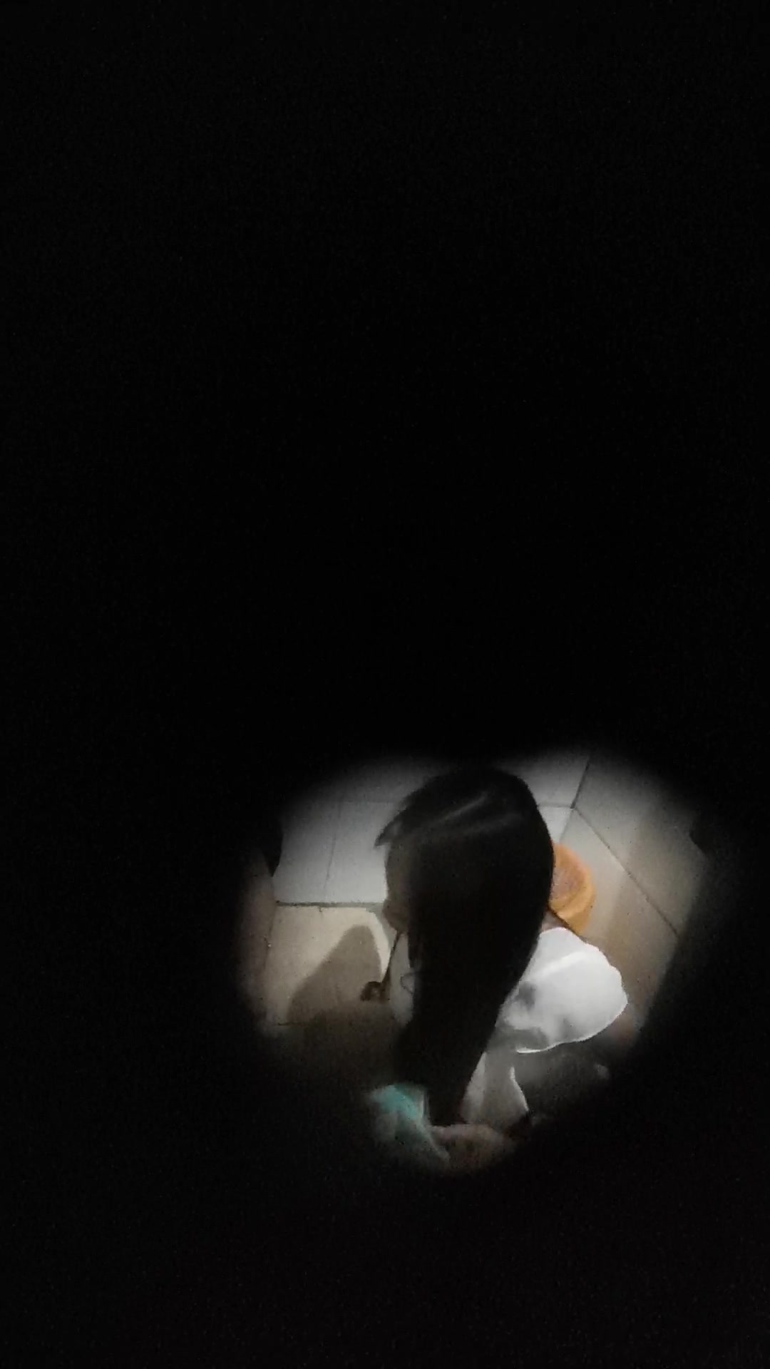 偷拍高气质两闺蜜一起上厕所