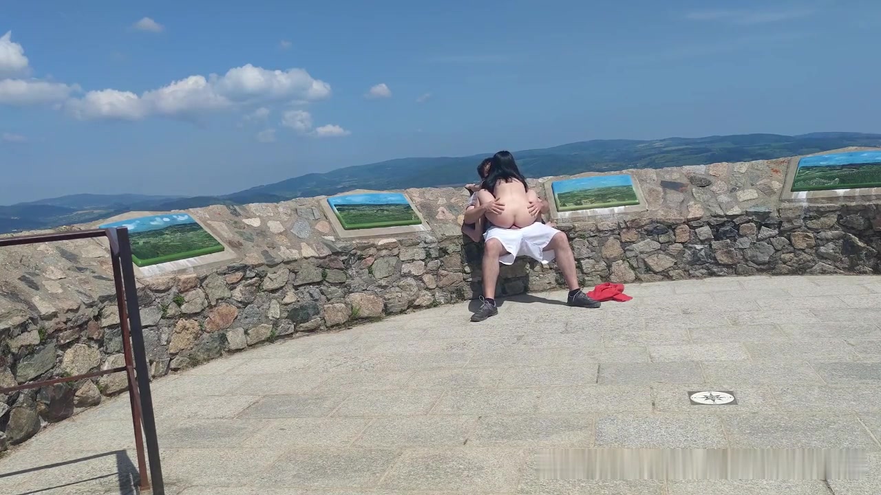 旅游团认识的骚女  拉着我户外露天做爱