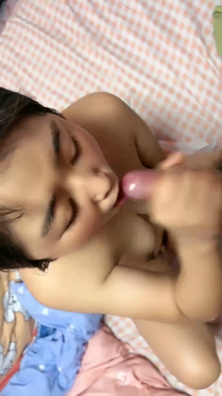 良家少妇被大哥教坏了，深夜啪啪直播给粉丝看，各种舔鸡巴样子真骚，无套抽插浪叫呻吟不止