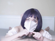 女孩细细观察分析阴茎，粗暴的蹂躏手交和快速的深喉吸允所有的精液并喝下