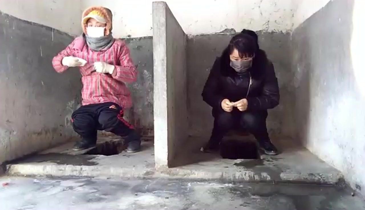 國內廁拍大神拍攝小縣城公共旱廁幾個年輕妹子如廁 雪白大屁股看得誘惑十足 露臉高清