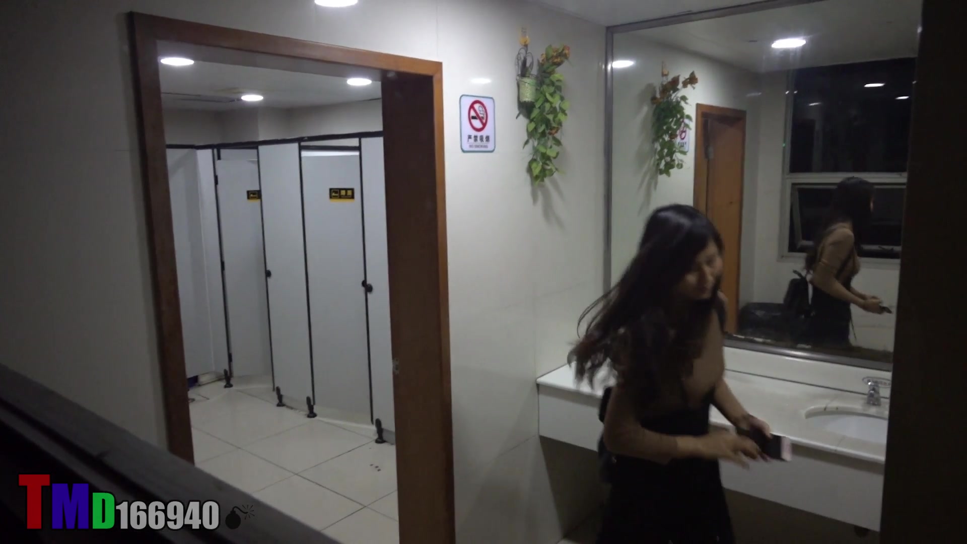 國內某醫院公共女廁拍攝美女少婦如廁 有個性感漂亮少婦貌似神色匆匆急著趕回家 露臉高清