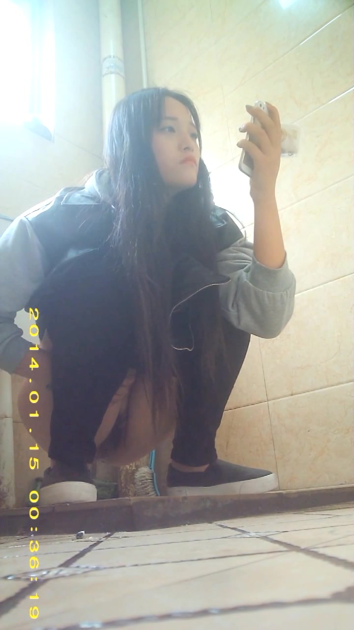 國內某高校公共女廁全景偷拍各式美女少婦如廁 貌似得還未開苞啊 720P原版高清