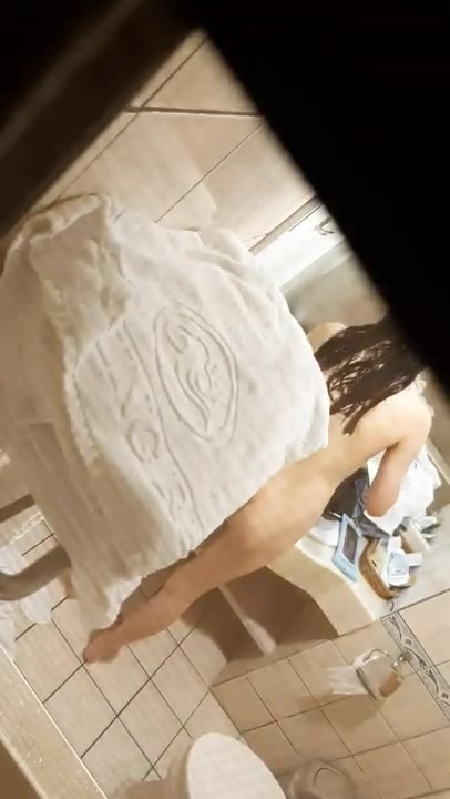 偷拍年轻妹妹洗澡