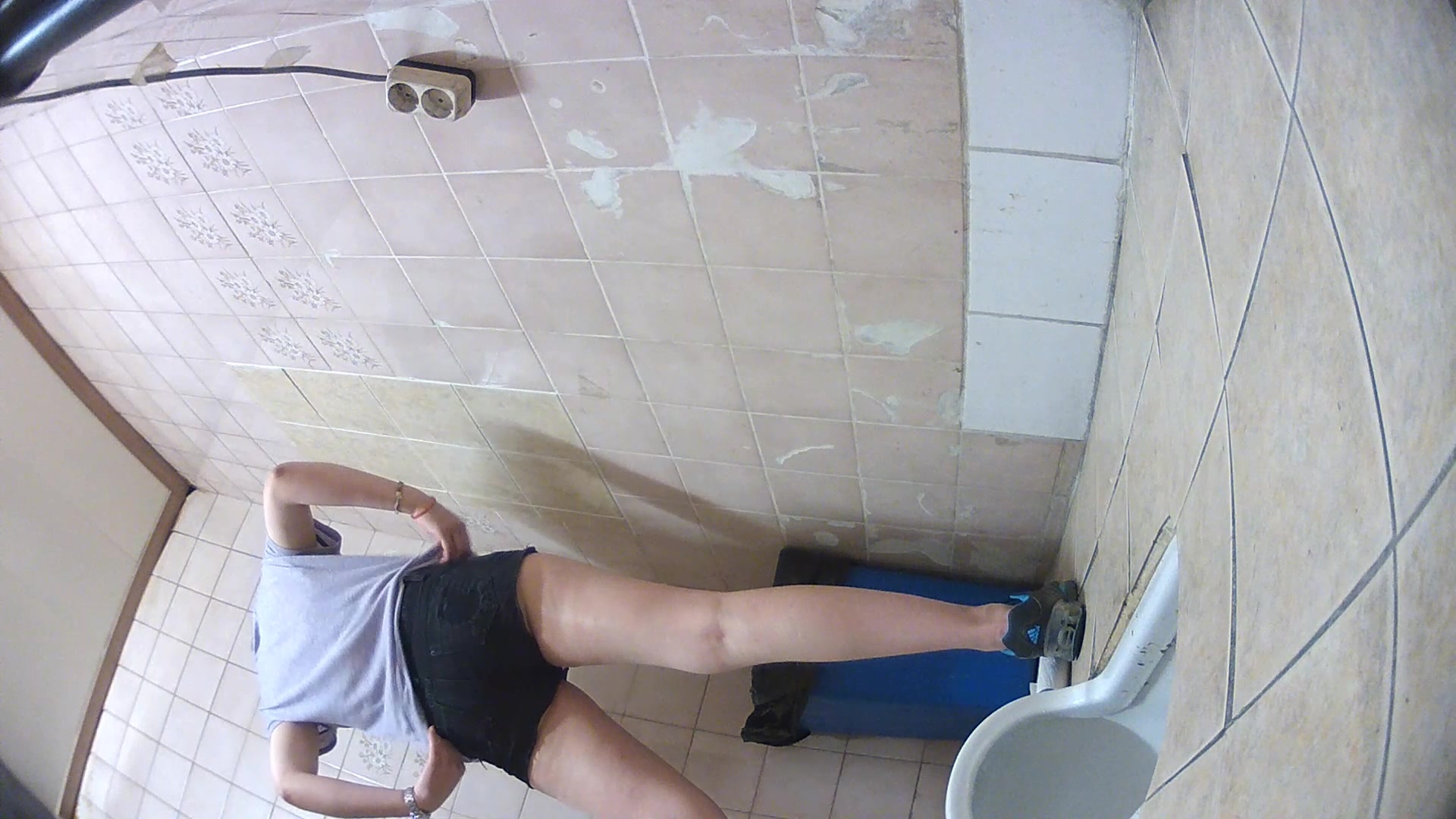 精品推薦 出租公寓房攝像頭拍攝到的長腿美女尿尿 雪白圓潤大屁股絕對誘惑十足～1080P高清