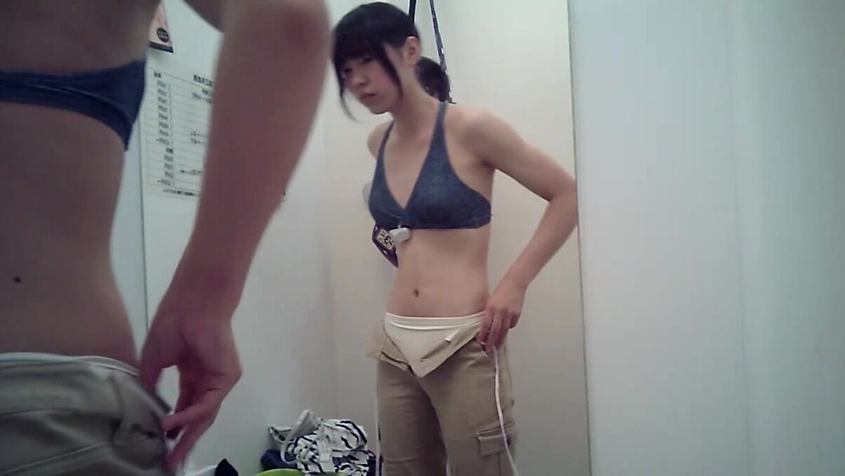 精品推薦 商場內衣專賣店試衣間偸拍年齡不大花季漂亮嫩妹子試換內衣 一對堅挺奶子看得讓人欲火焚身 露臉高清