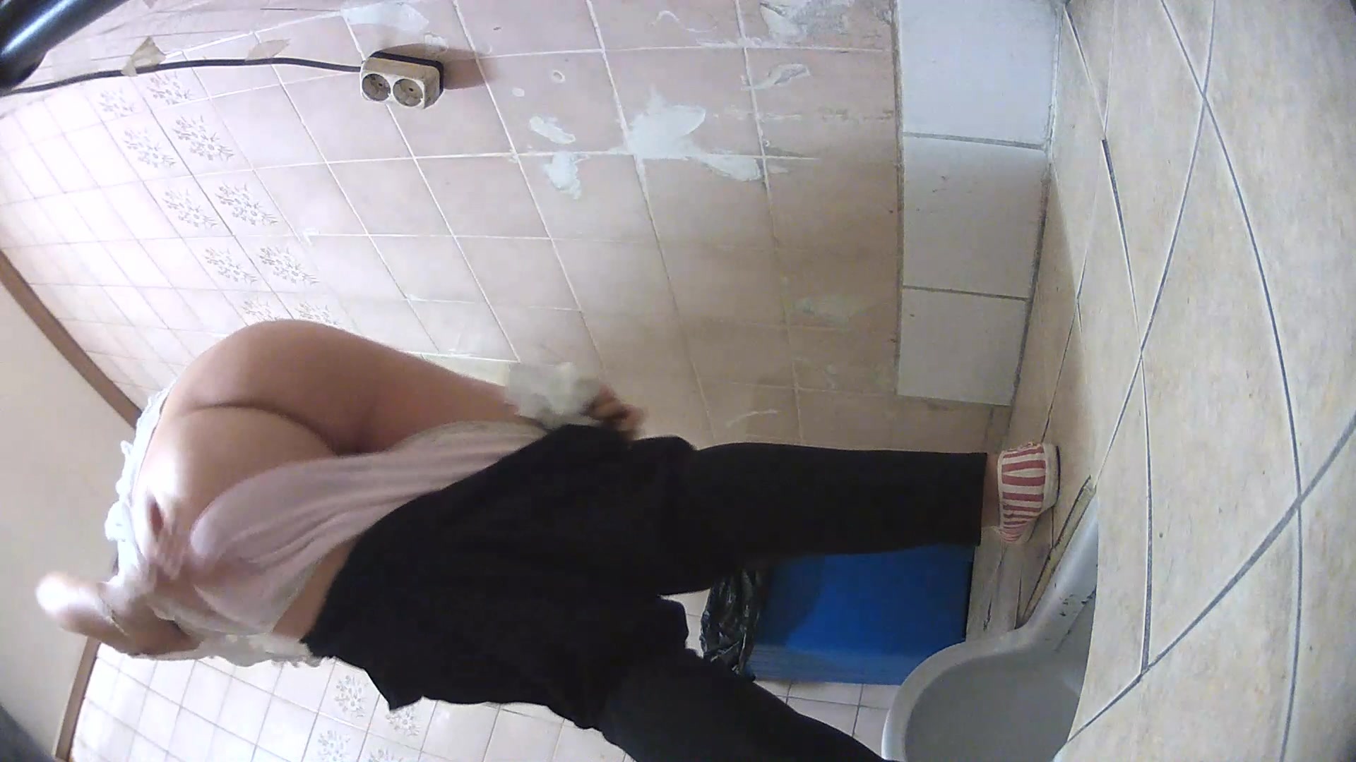 【精品推薦】某出租屋衛生間拍攝到的長腿美女尿尿 苗條身材雪白大屁股看得讓人欲火焚身 1080P原版高清