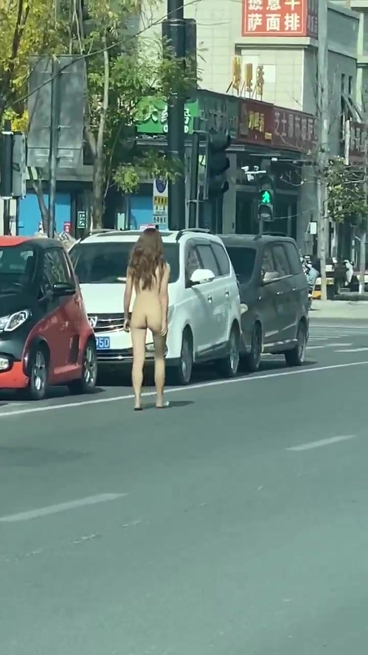 大街裸体女