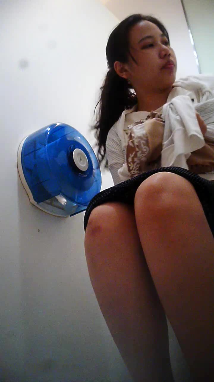 某大型商場公共坐廁連續拍攝到的一波又一波的年輕氣質美眉如廁噓噓 形態各異姿勢看得讓人欲火焚身 720P原版高清