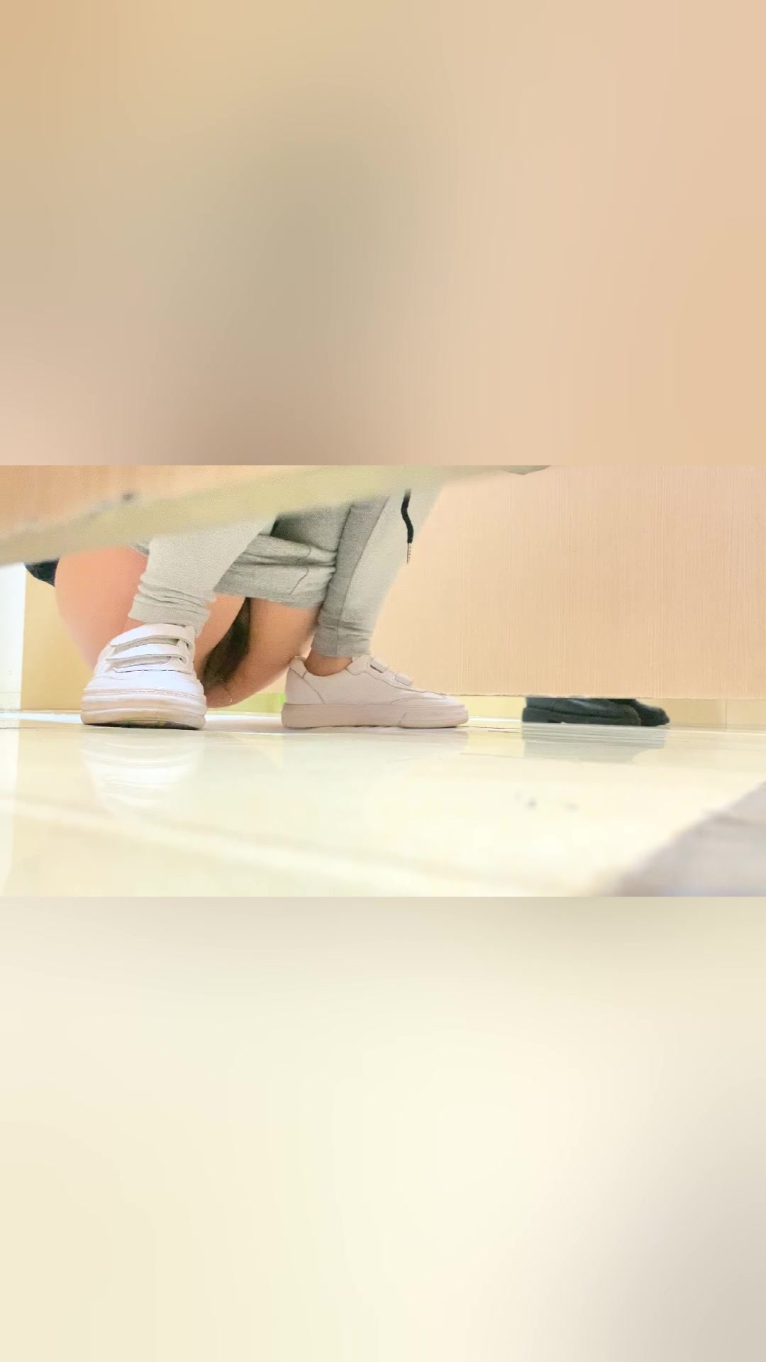 最新流出國內廁拍大神潛入某購物中心隔板女廁偷拍幾個美女如廁噓噓 雪白大屁股看得欲火焚身 1080P高清無水印