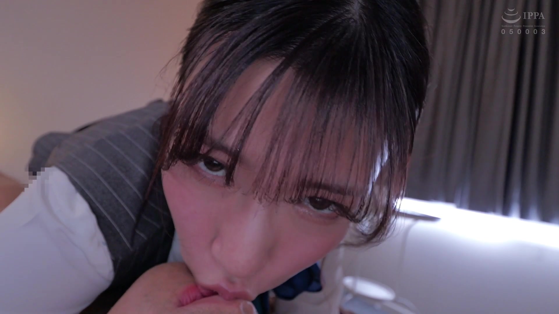 [MKMP-664] スレンダー受付嬢はマッサージを頼む男性の部屋に入り、鼠径部をじわり責め。宮城りえ - 5of5