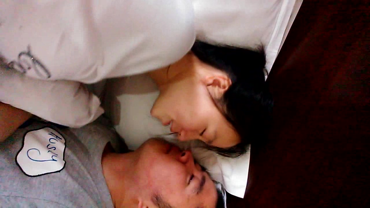 猥瑣胖小夥假期開車帶女友和她漂亮美女閨蜜外地度假 酒店開房輪流玩弄雙插幹得浪叫連連 呻吟刺激 國語720P高清