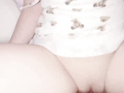 【真实乱伦原创】趁爸妈睡着后，偷偷跑到妹妹房间掀开被子，偷操她的嫩穴，拽着双马尾狠操连续两次内射！从床上干到床下妹妹逼太紧了