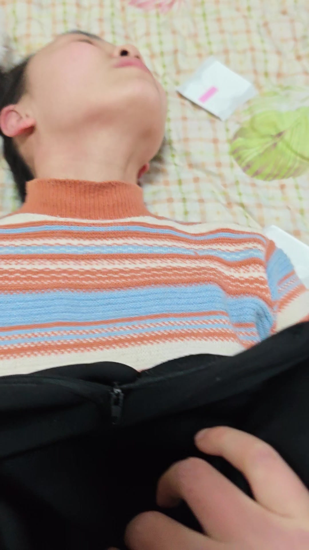 无套操99年小少妇，裤子都来不及脱就开操