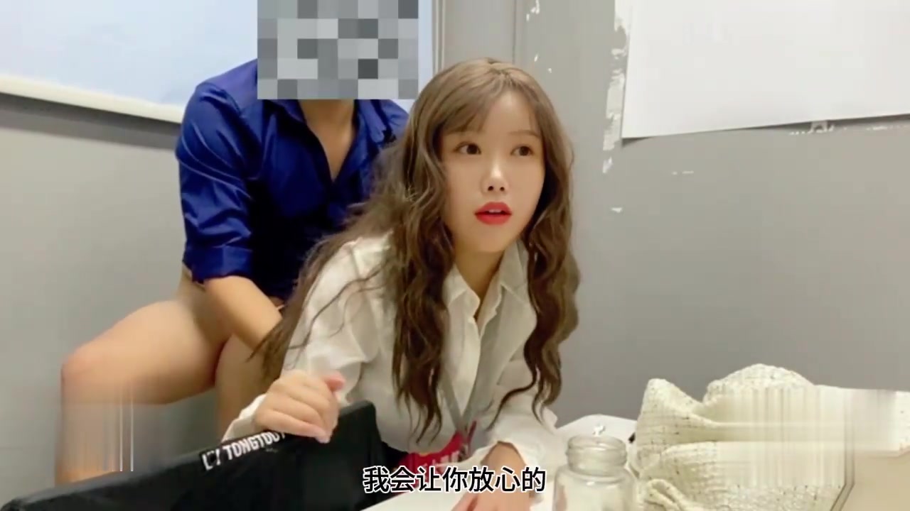 【真实乱伦】办公室ol风骚舅妈勾引外甥对白精彩