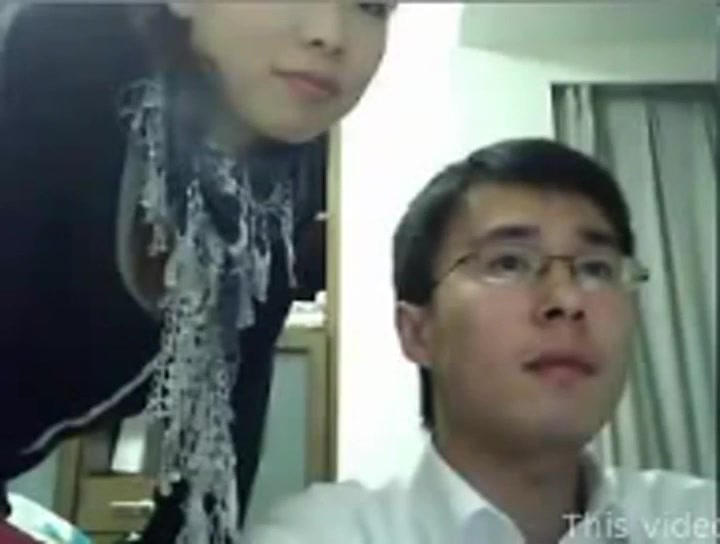 看起來正經的夫妻 缺愛玩性愛直播 老婆很有料哦.mp4