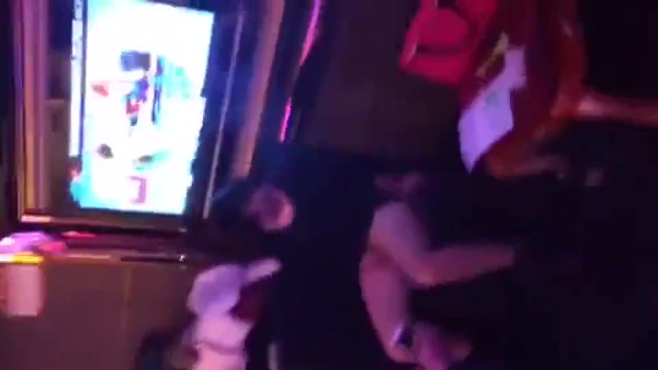 网友包厢自摄B吸烟 吹套