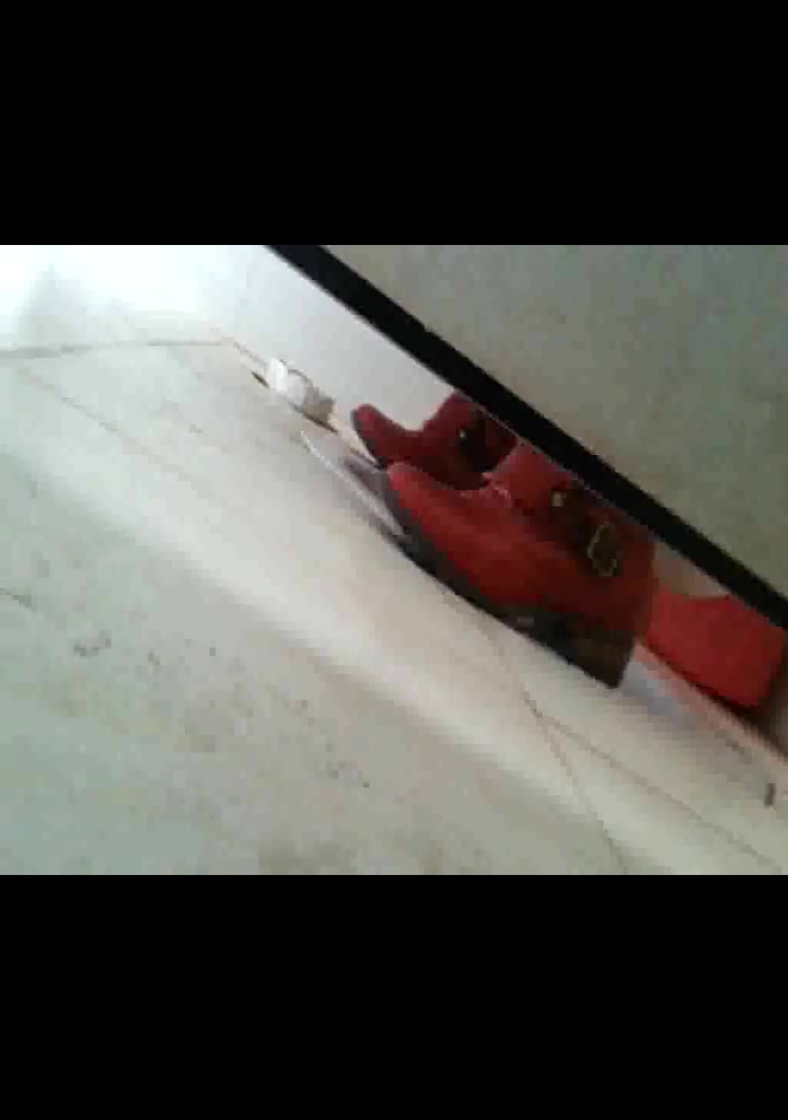 偷拍美女厕所大白屁股尿尿