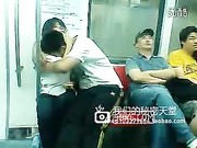 地铁上被亲爽了的女孩