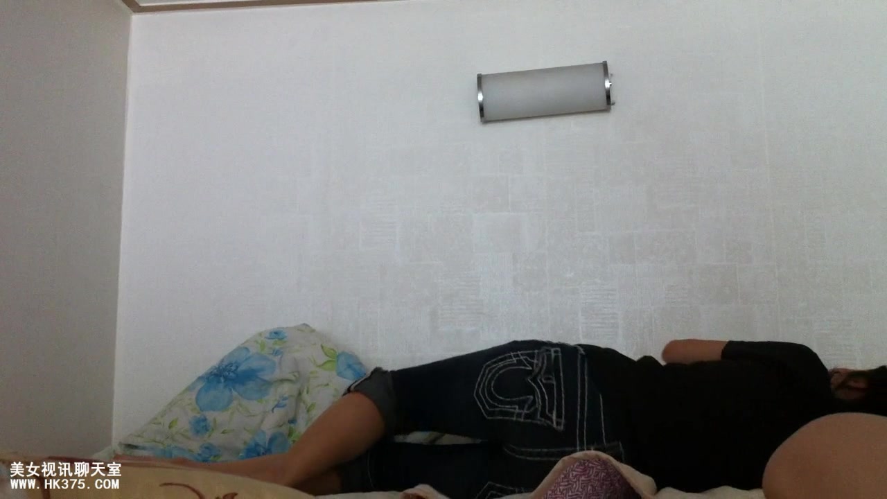 在住處各種姿勢肏苗條長發女_1