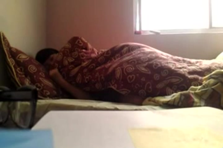 两个削瘦美眉棒棒互搞，貌似比男人草还过瘾