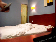 操的骚货哎哟哎哟直叫 一插就冒白浆，呻吟很销魂一看就是个骚货