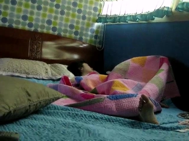 趁媳妇睡着没注意把摄像头藏起来拍