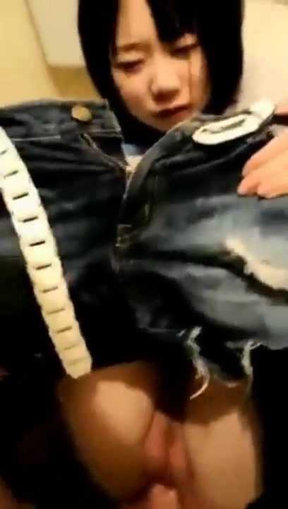 性感學生妹公共衛生間被陌生男子摳逼潮吹