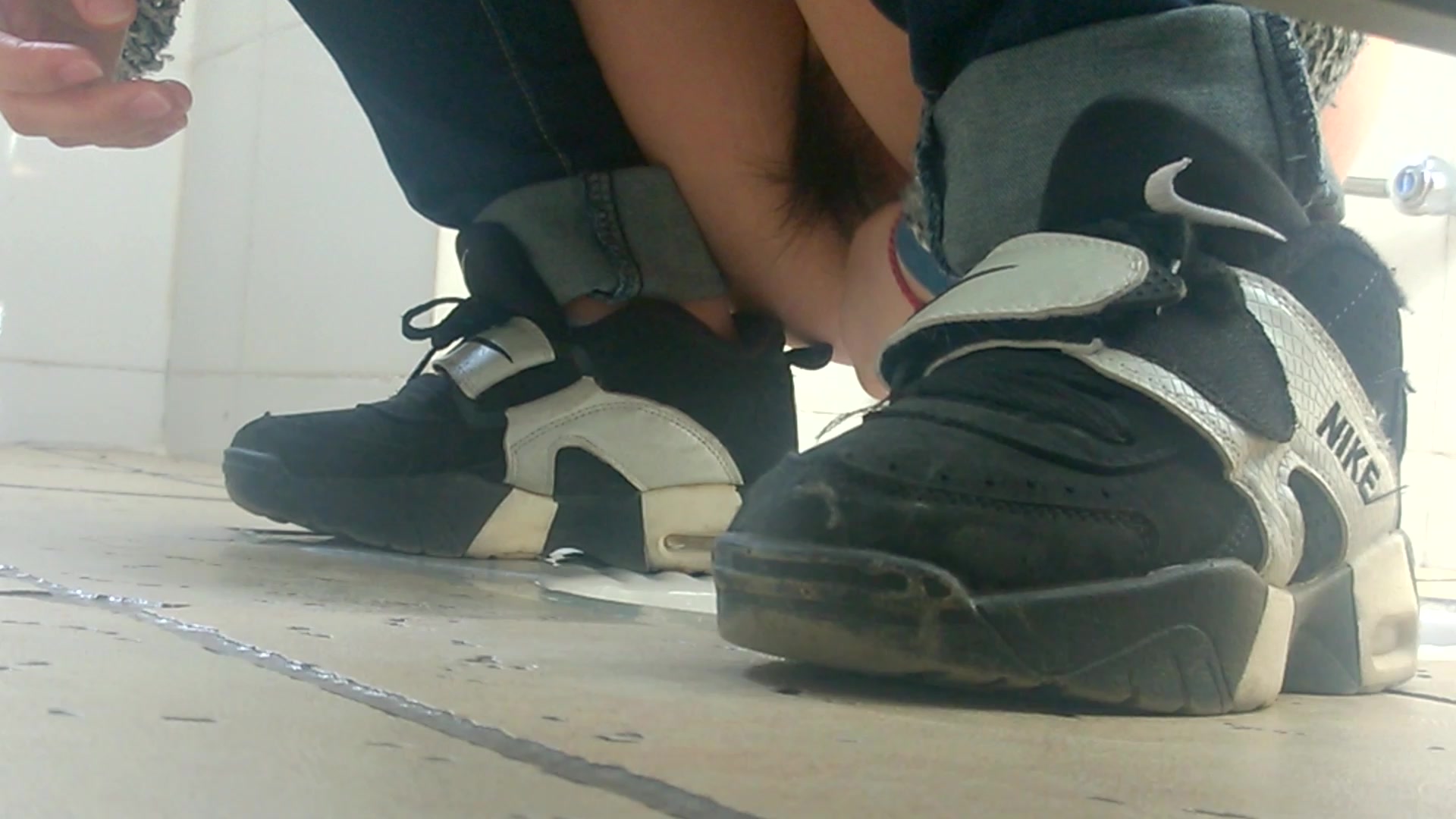 某大学图书馆拍到的妹子