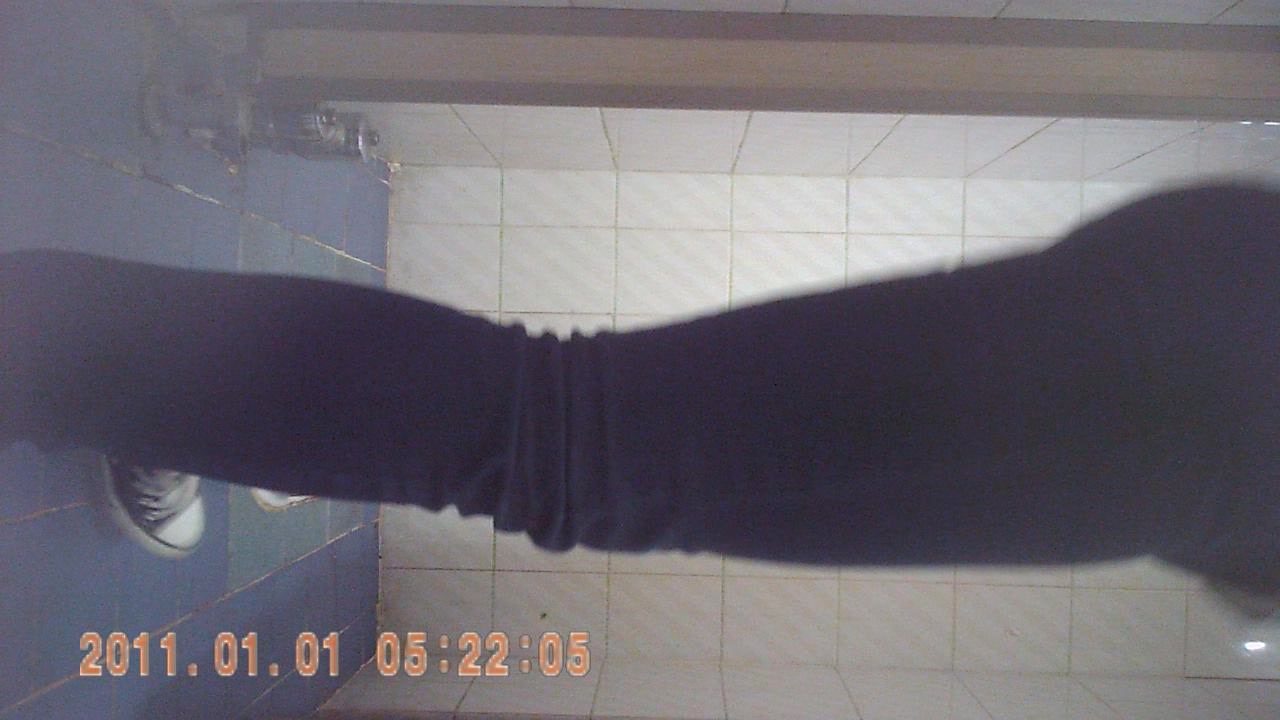 偷拍美女在厕所玩手机