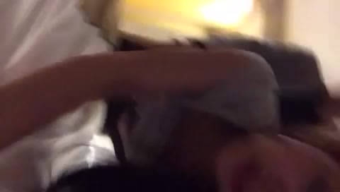 时髦美女手机自拍爱爱