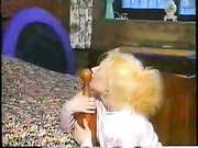 金发女郎用床头立柱抽插解饥渴