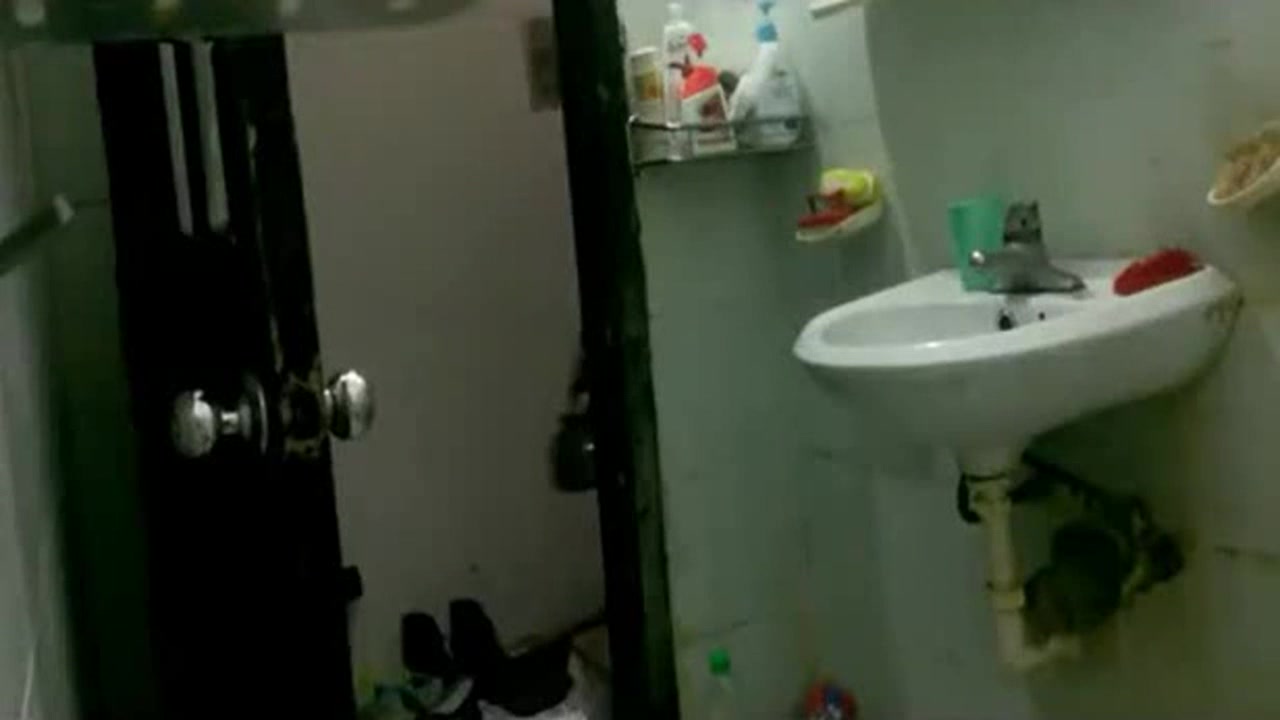 居家美眉洗澡被拍