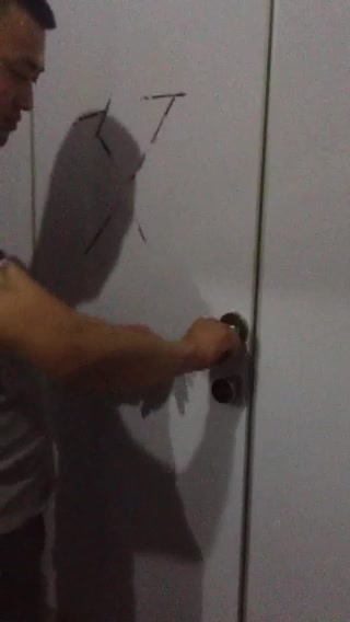 ktv厕所偷情被抓，还想装B！