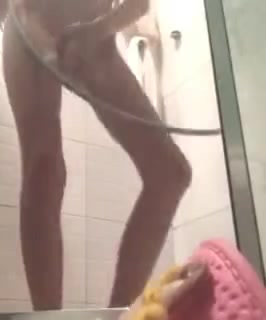 学生妹洗澡扣逼