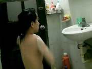 窗外偷看邻家小妹洗澡 处女就是不一样 胸部挺拔又饱满