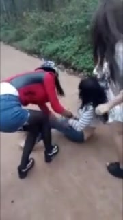 某地农村初中女学生打架脱衣服