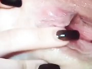 女孩专注地摸着她的逼